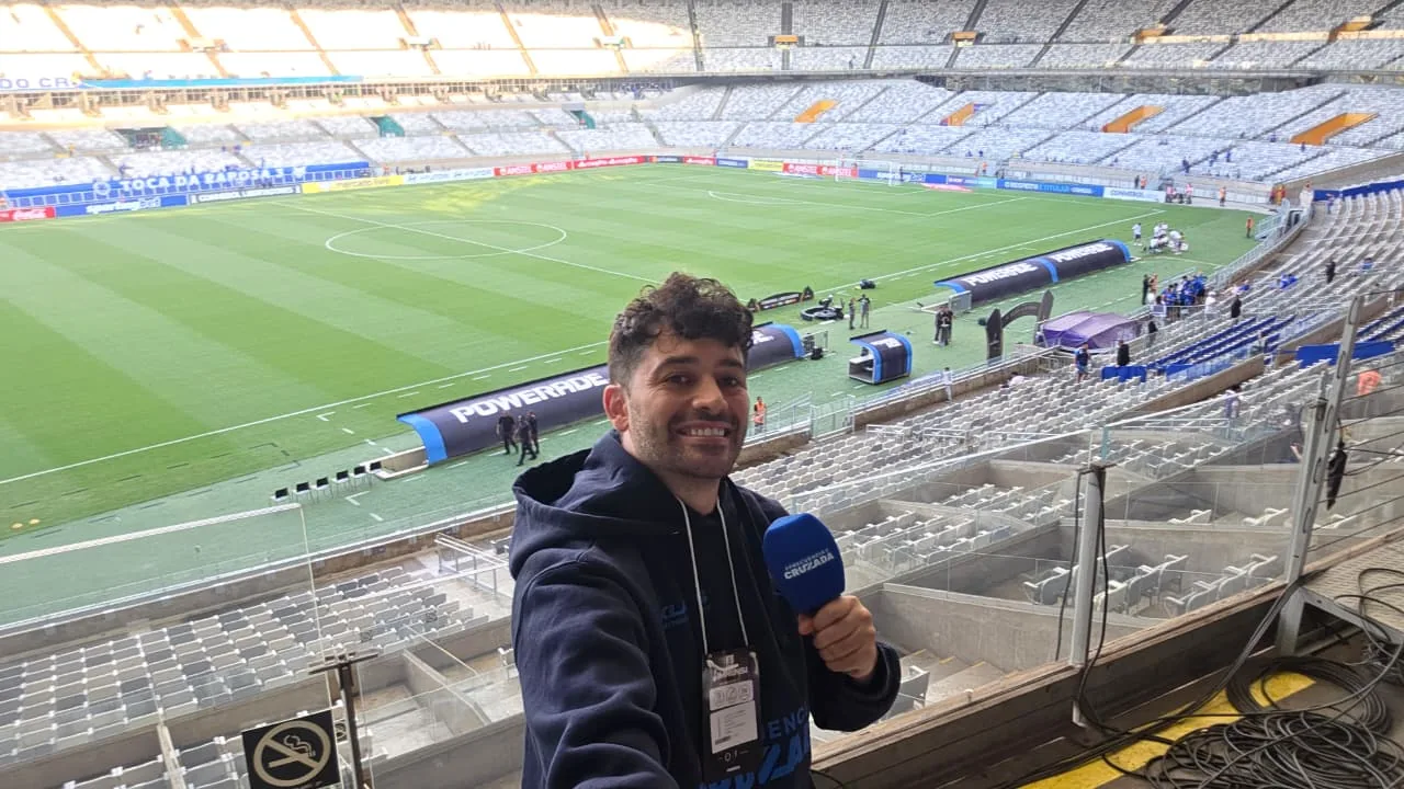 Bruno Sampieri en reporteo de terreno con el micrófono de Frecuencia Cruzada